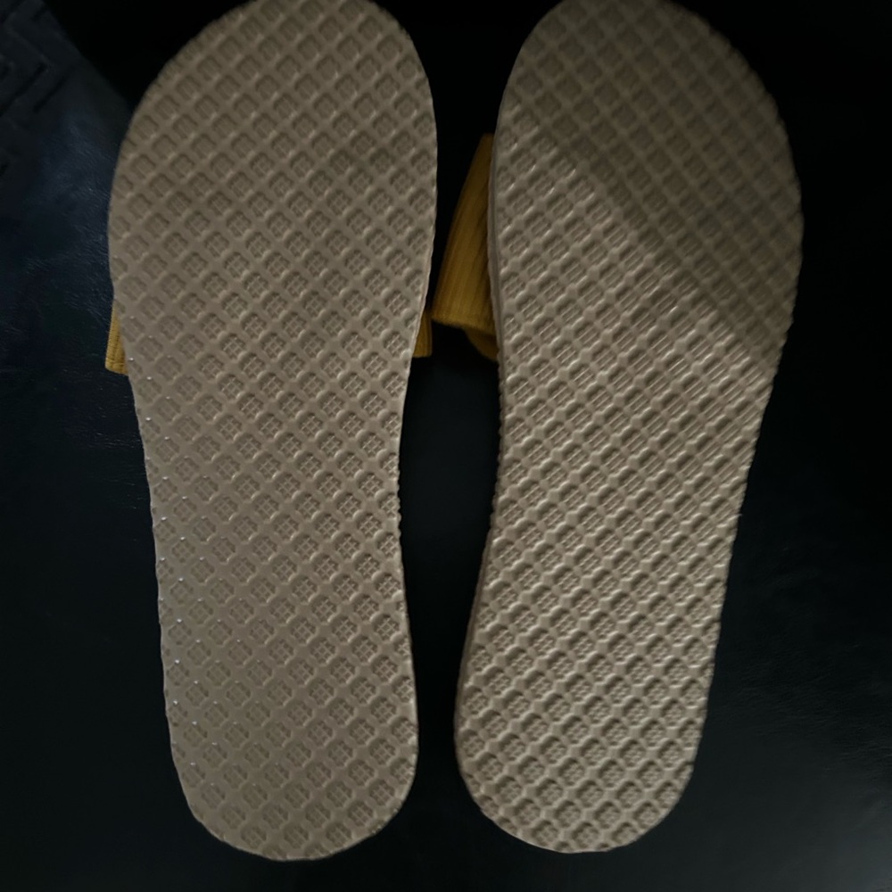 Fashion Nova Sunflower sandals, size 9, new - Picture 9 of 9
